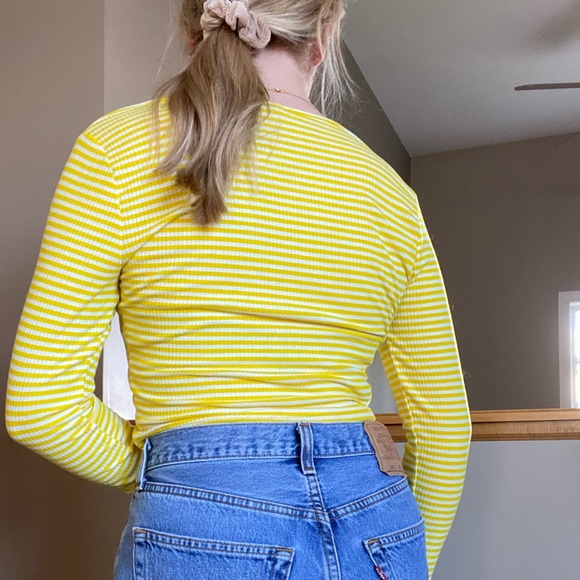 ✨2/$18✨ Striped Garage Top - Picture 2 of 3
